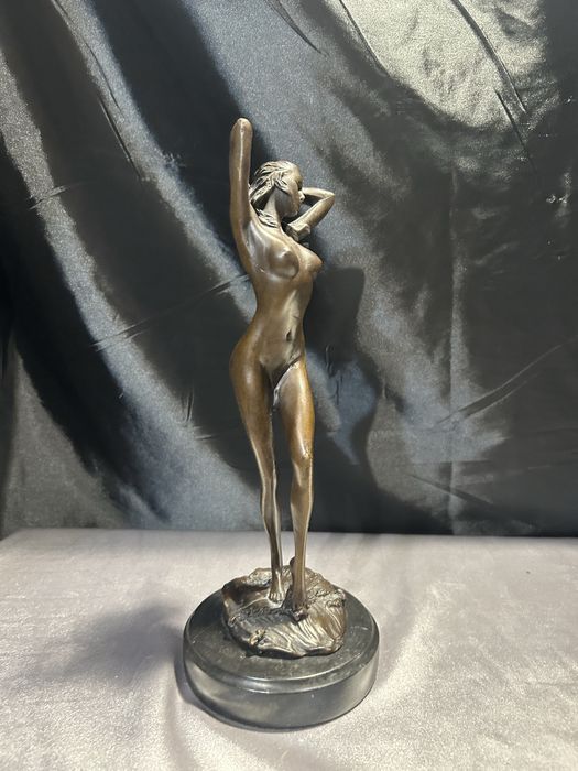 Akt Kobiety w Wyrafinowanej Pozycji brąz