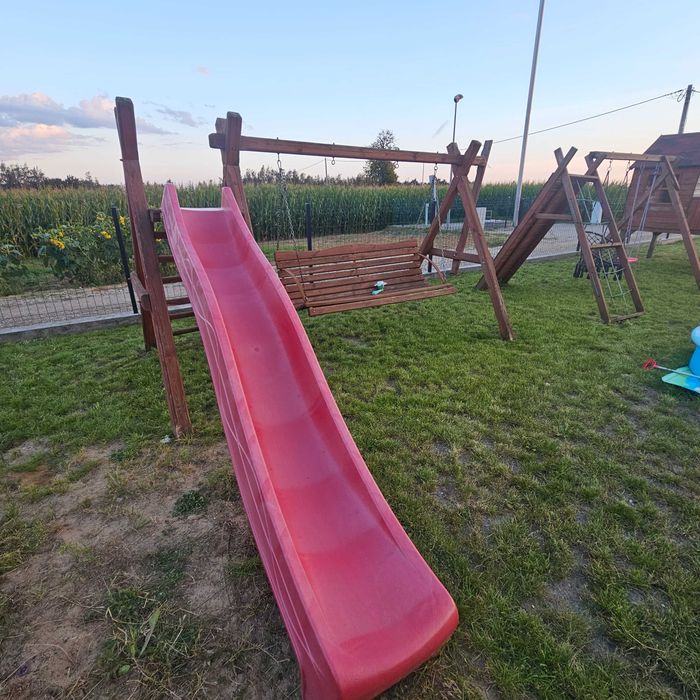 Plac zabaw domek bujaczki zjeżdżalnia