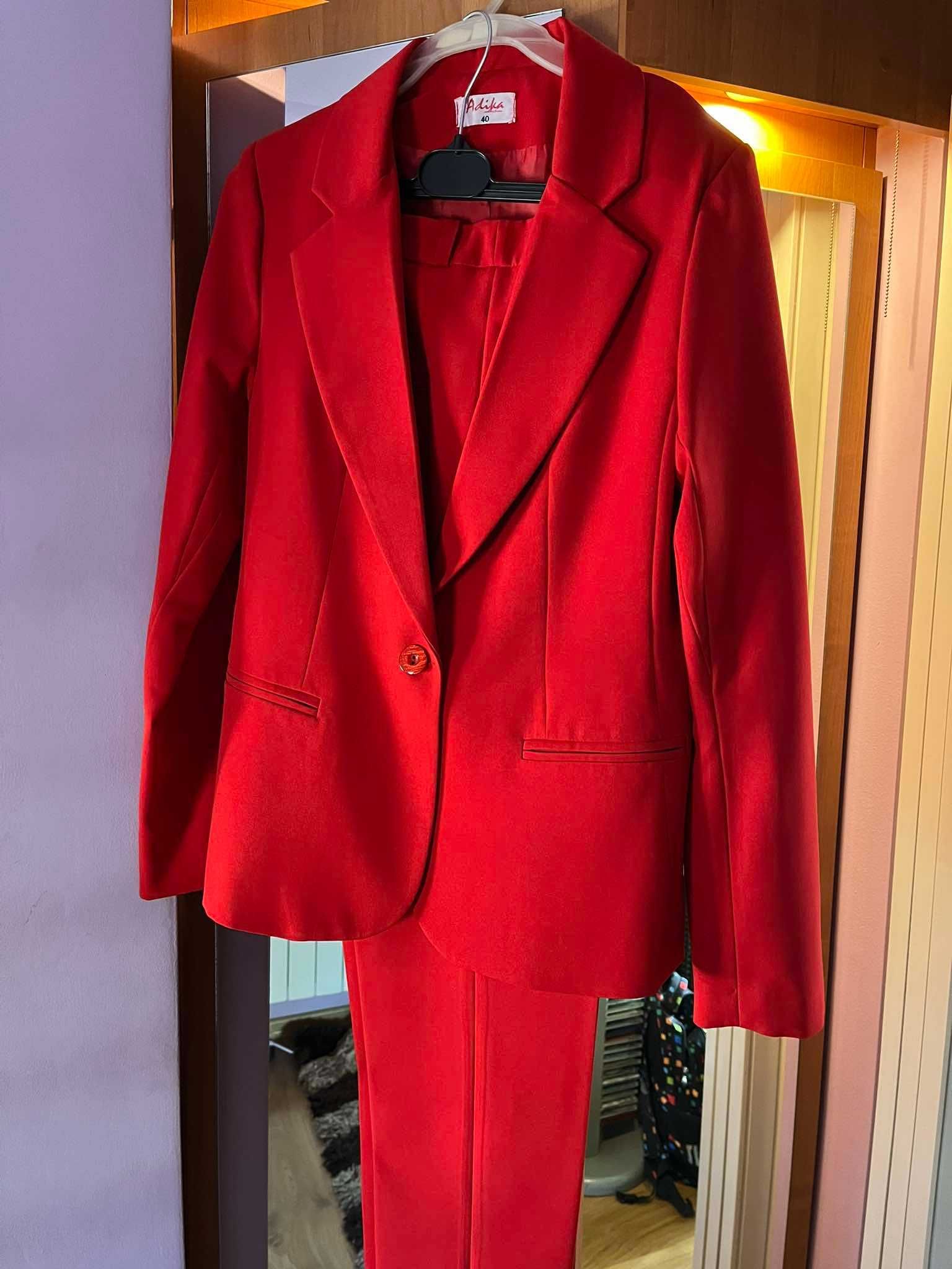 Elegancki czerwony garnitur Adika