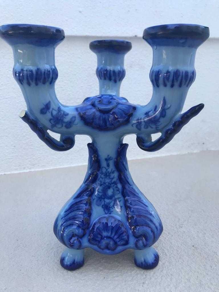 Candelabros antigos em porcelana azul