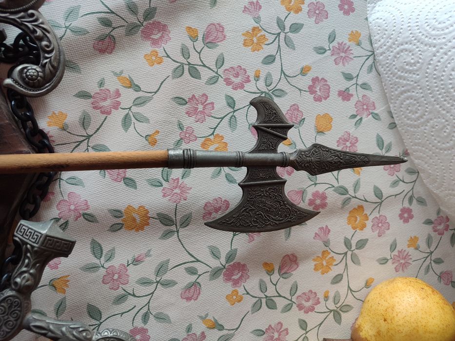Brasão portugues com 2 espdas e lança medieval