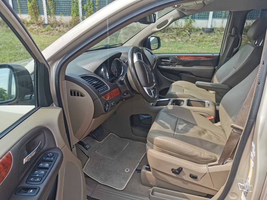2014 Chrysler Town & Country Touring L Złoty a skromny