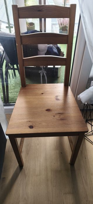 Sprzedam 4 krzesła w dobrym stanie