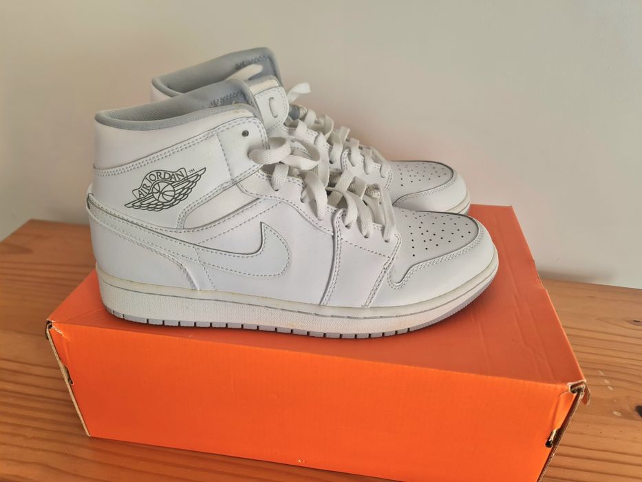 Ténis Nike Air Jordan 1 Mid Brancos. Como NOVOS.