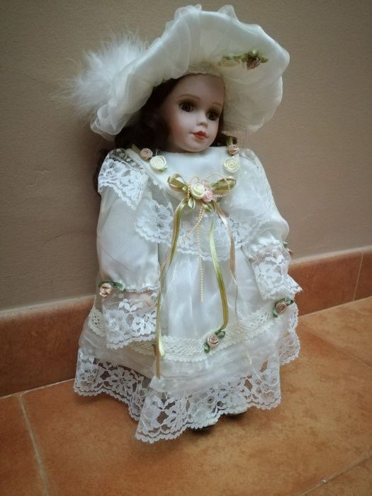 Vende-se Boneca de Porcelana