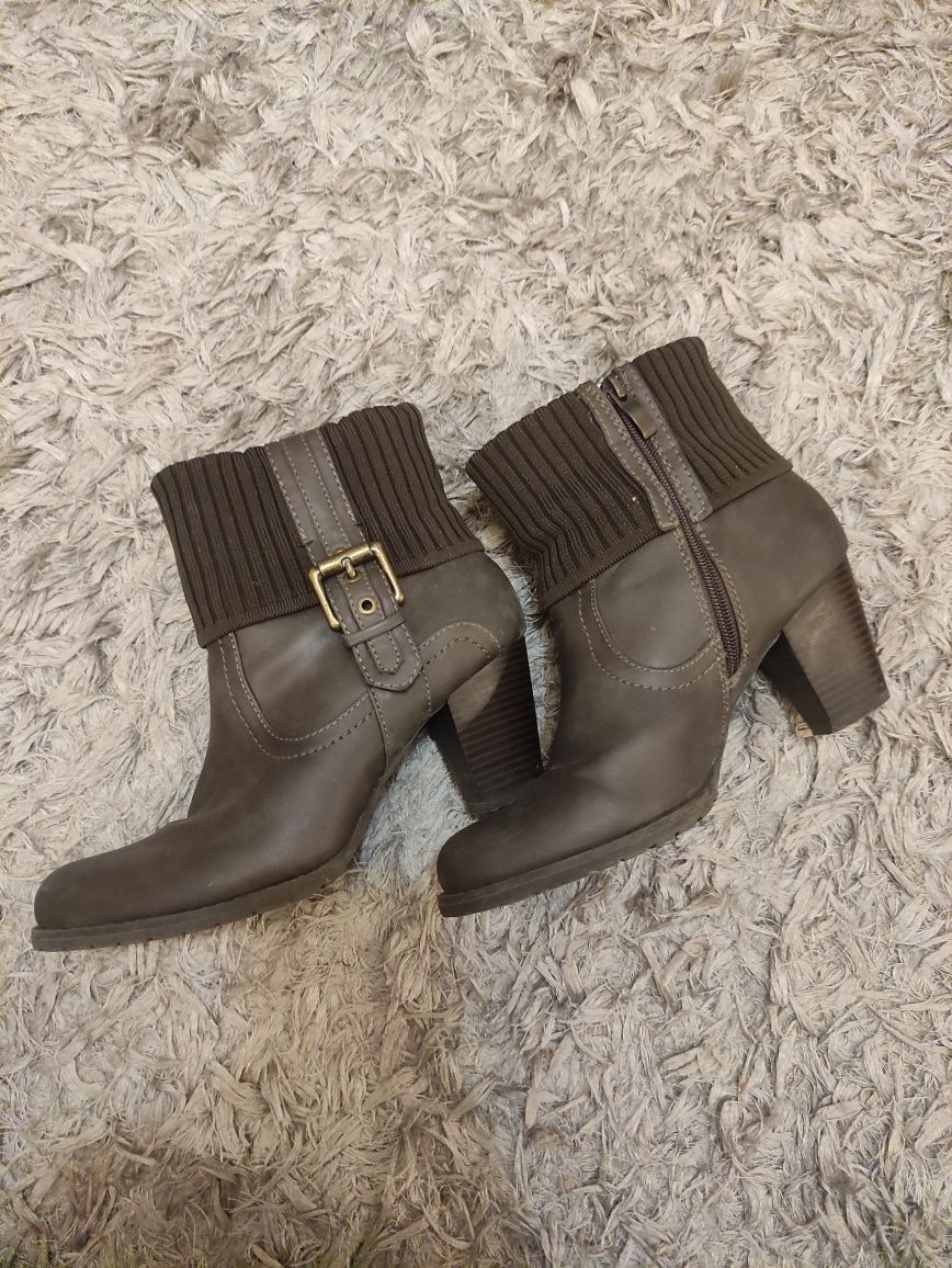 Botas castanhas, com salto
