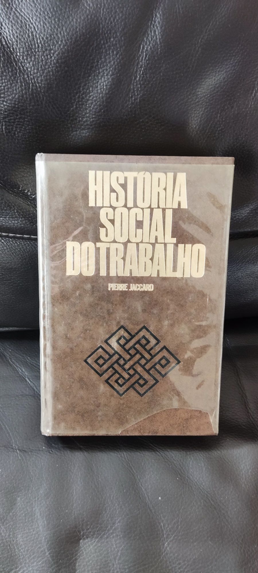 Vários livros antigos em bom estado