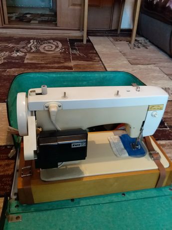 Швейная машинка с электроприводом Чайка  - 132 М новая