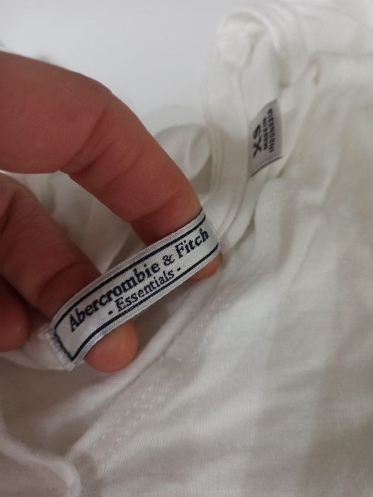 Bluzka damska z długim rękawem i odkrytymi ramionami.