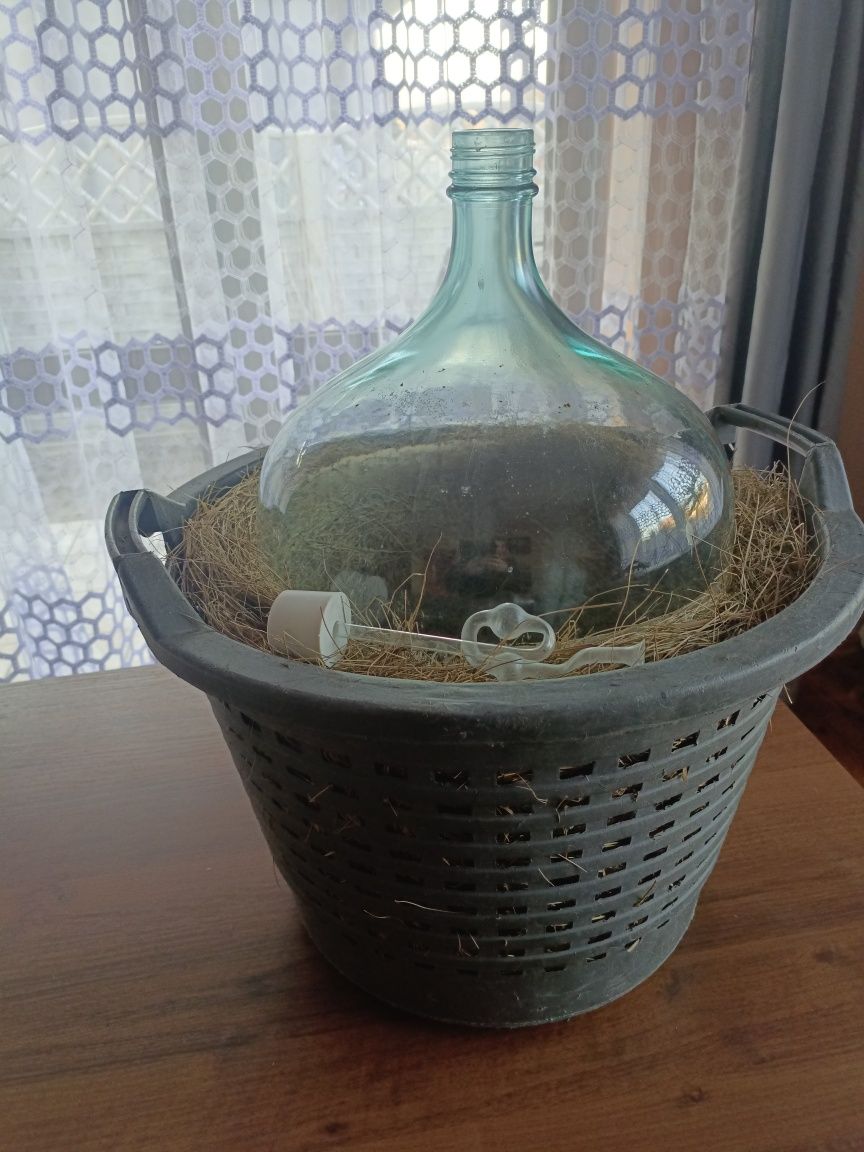Balon na wino z koszem