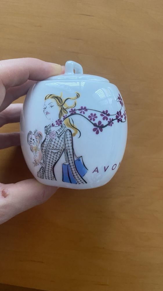 Zestaw zawowy AVON 4 filizanki z talerzykami i cukierniczką