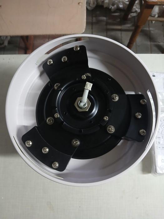 Люстра,вентилятор,лампа.