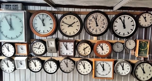 Kolekcja 26 zegarów kolejowych