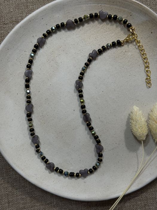 Naszyjnik z czarnych koralików i serduszek, elegancki dodatek 41-46 cm