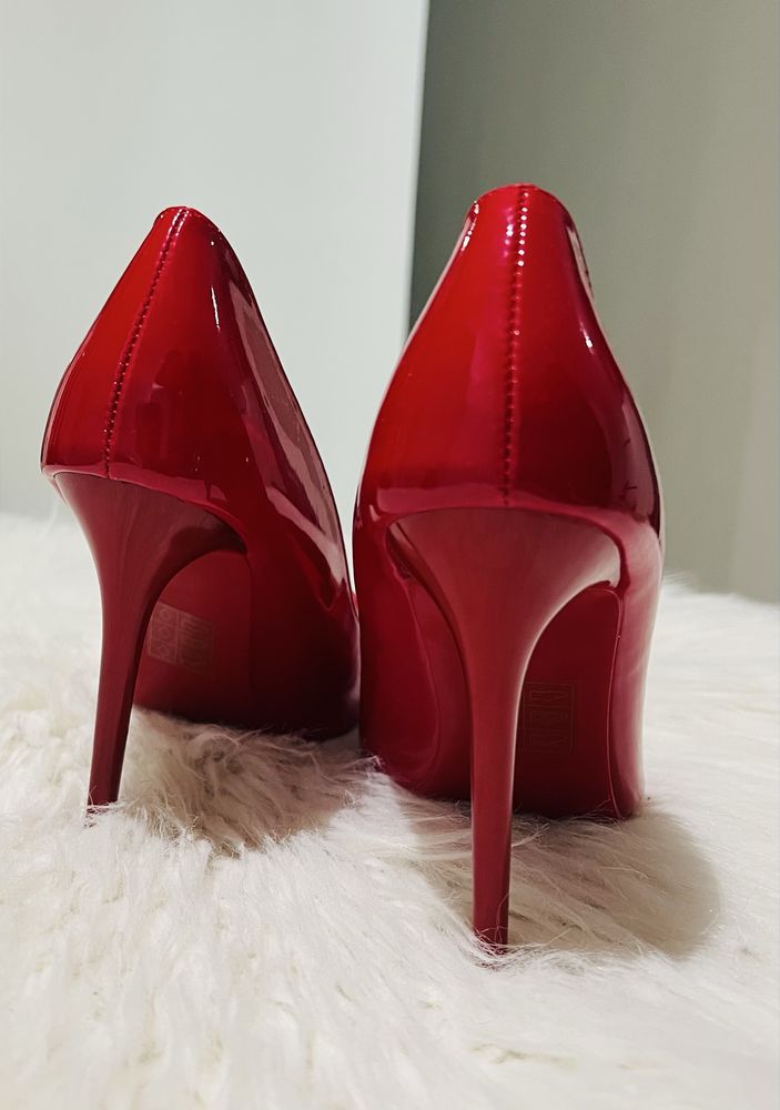 Salto agulha vermelho de couro envernizado