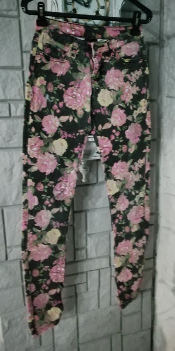 Szare spodnie w różowe kwiaty S.. Rurki. Bawełna. Pas 70.