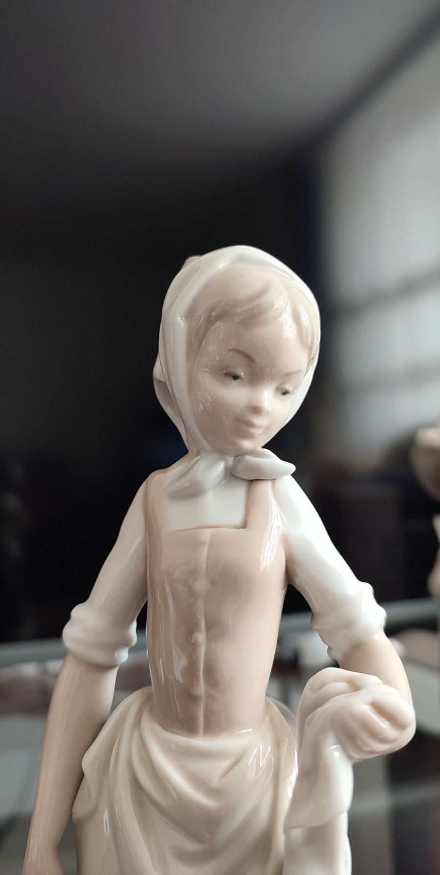 Статуетка "Дівчина і прання"  NAO. Англія