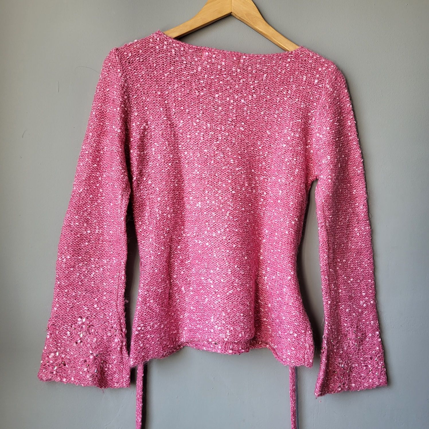 Różowy sweterek z ozdobną aplikacją i rozszerzanymi rękawami