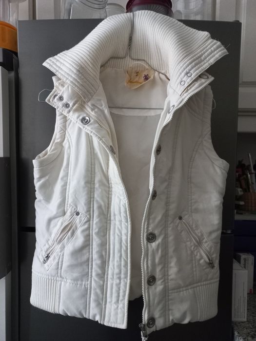 Casaco branco sem mangas e gola em malha