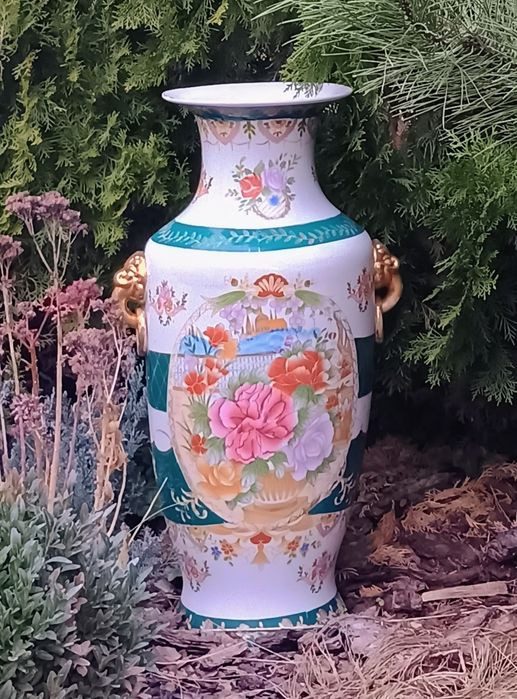 Вазон для саду з фаянсу.