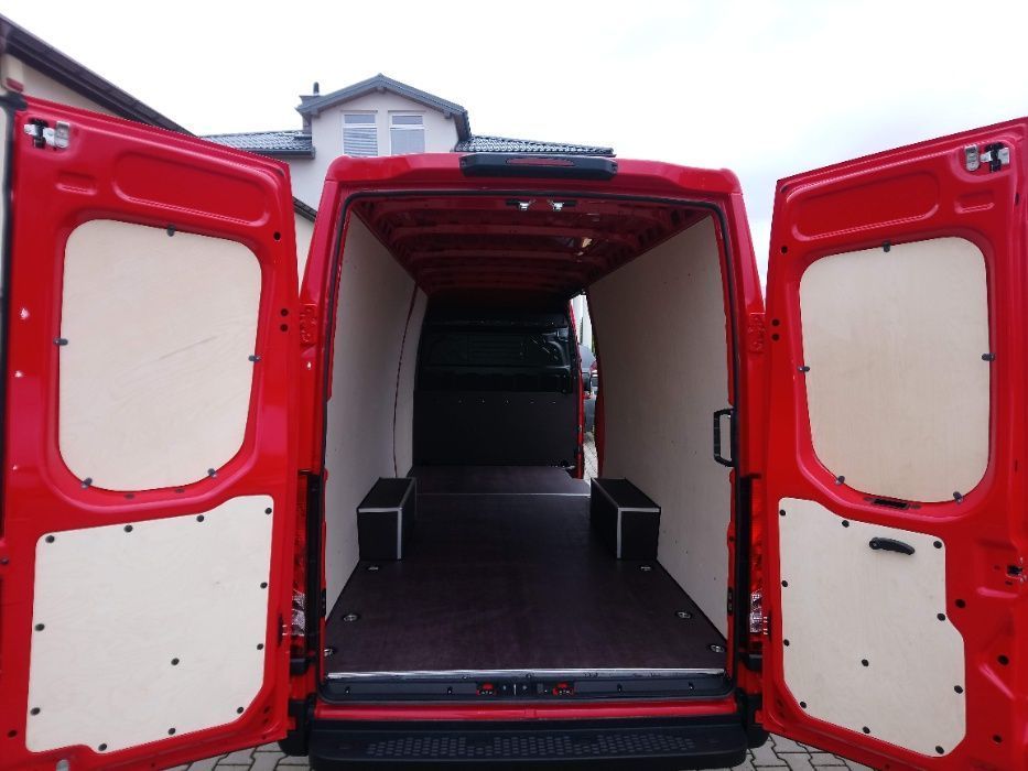 Iveco Daily L4H2 Zabudowa podłogi boków i drzwi w busie dostawczym