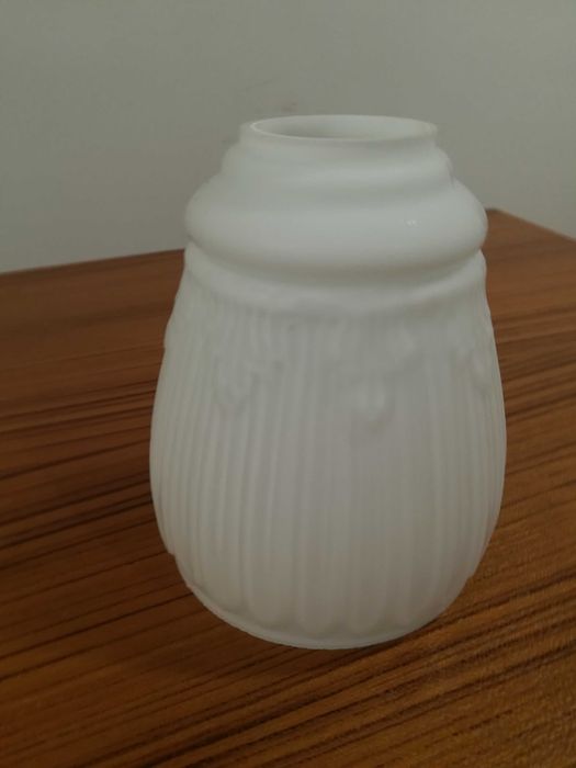 Klosz szklany do żyrandola, kinkietów mlecznobiały PRL Vintage