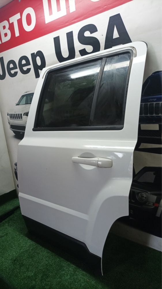 Задні ліві двері Jeep Patriot 2011-2017 колір PW1