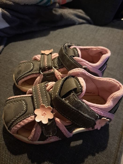 Sprzedam sandałki dziewczęce rozm 23
Pluto,
Kubuś Puchatek,
Królik,