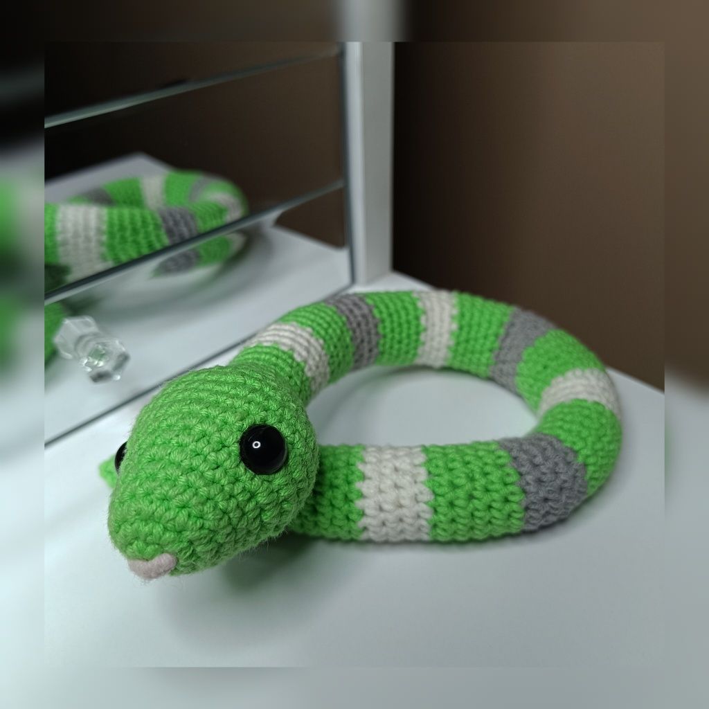 Zielony wąż na szydełku