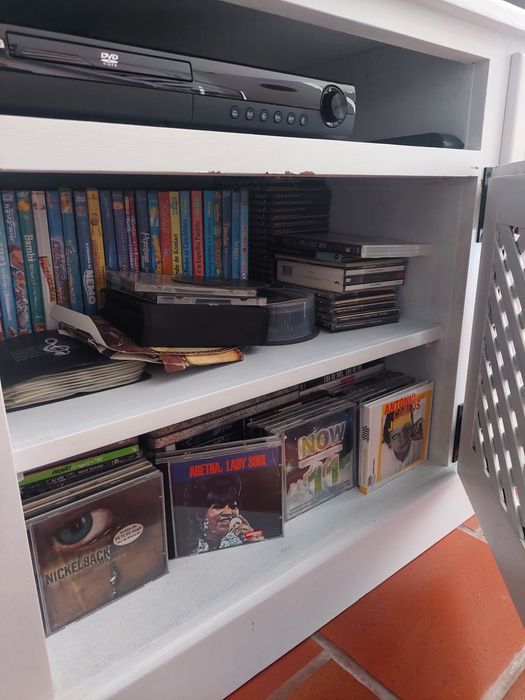 Móvel de TV em madeira maciça