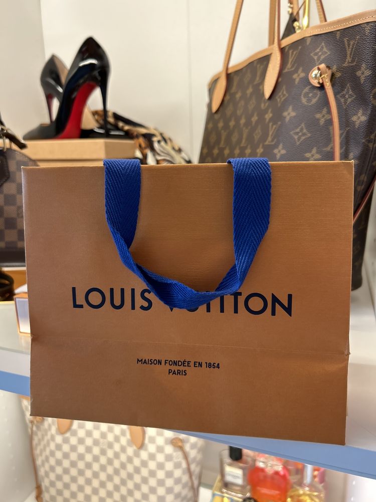 Mała papierowa torebka Louis Vuitton plamy