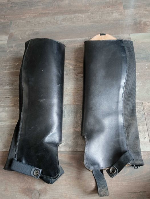 Czapsy damskie skóra