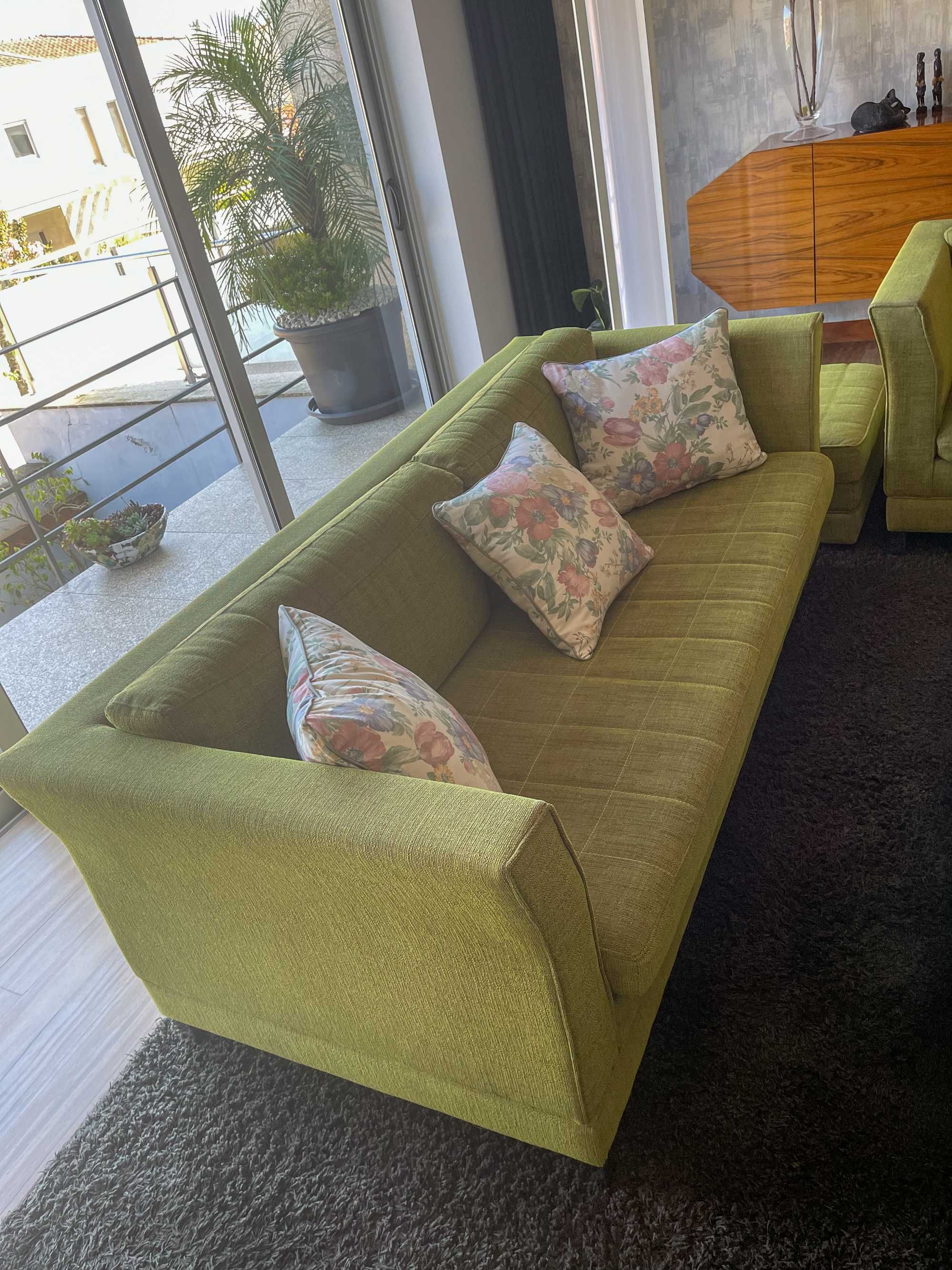 Conjunto de sofás com pousa pés em excelente estado