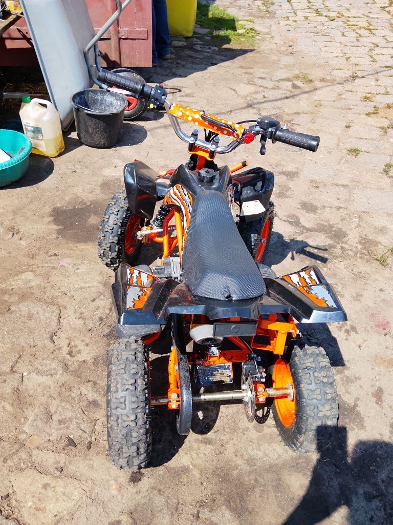 Quad spalinowy czerwony