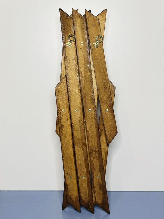 Розкладний деревʼяний вішак на стіну