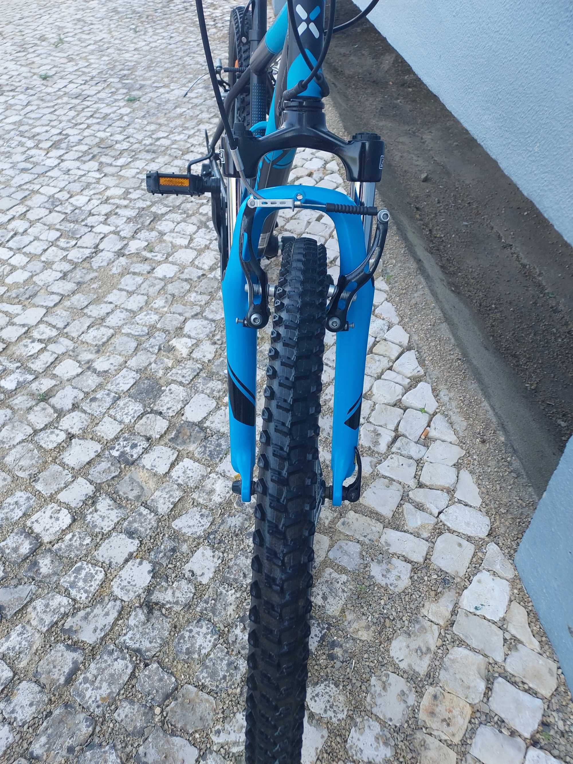 Bicicleta B'TWIN RockRider 500 como nova criança
