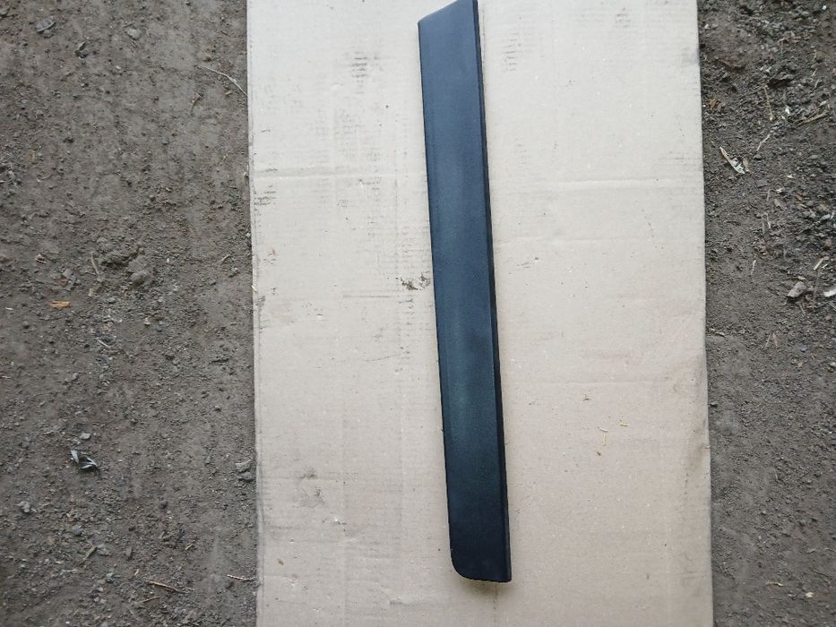 Накладка лівої задньої двері Ніссан Рог