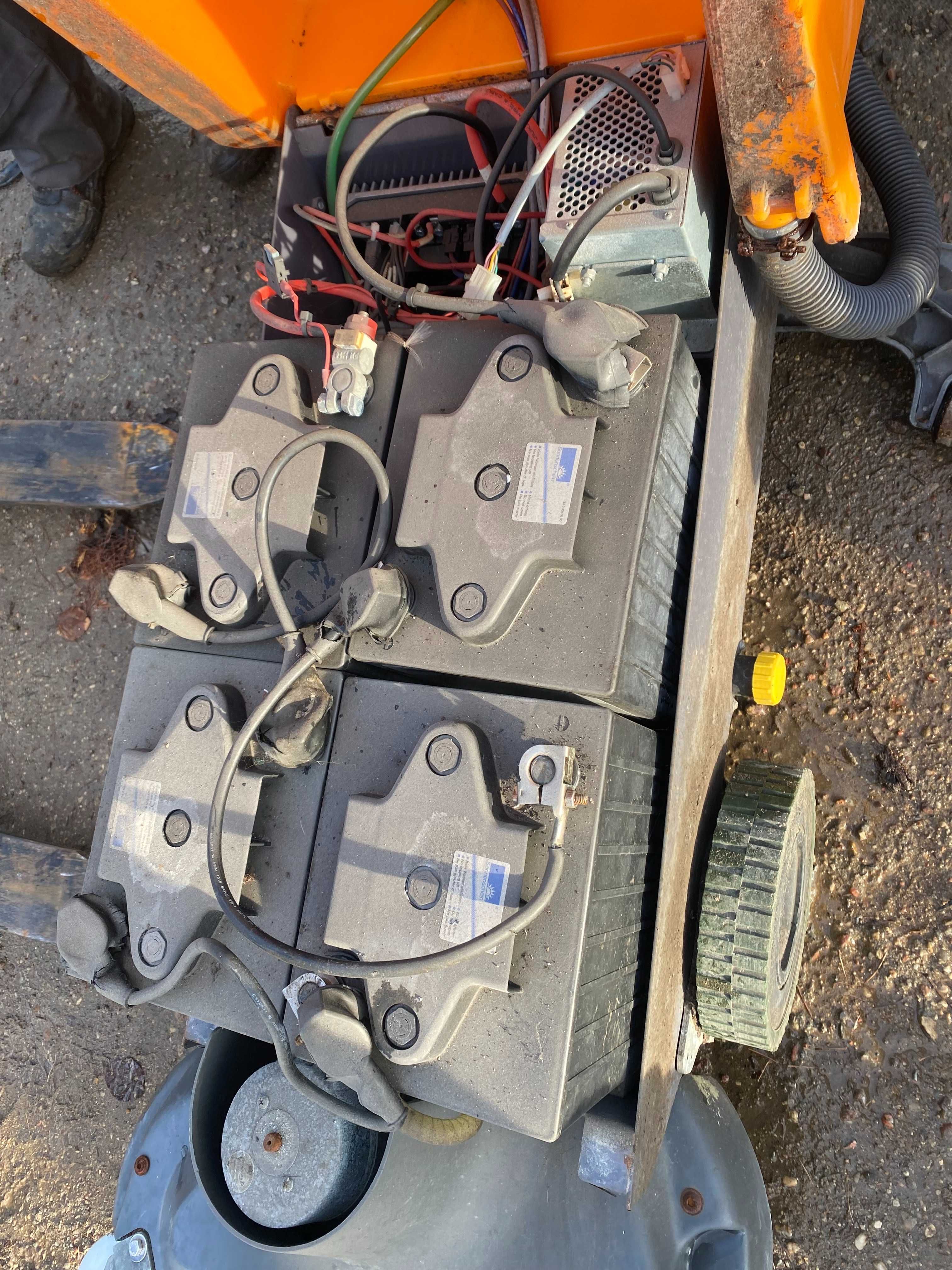 TASKI SWINGO 1650 Automatyczna Myjka  2szt
