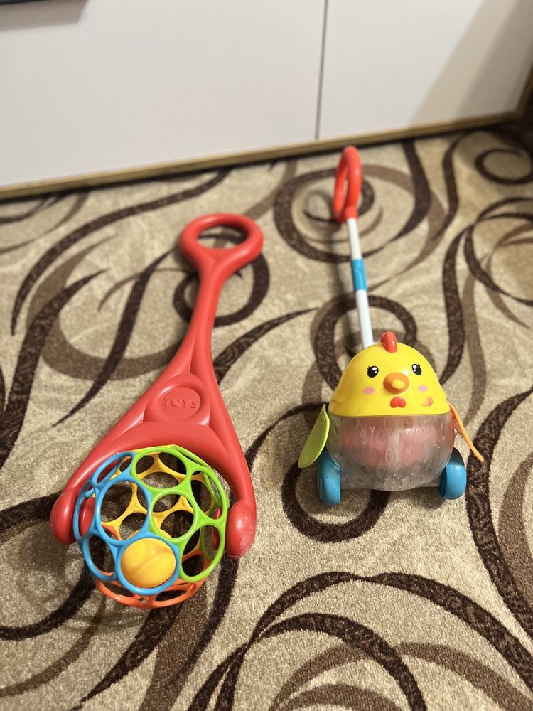 Детская игрушка каталка колесо и цыпленок