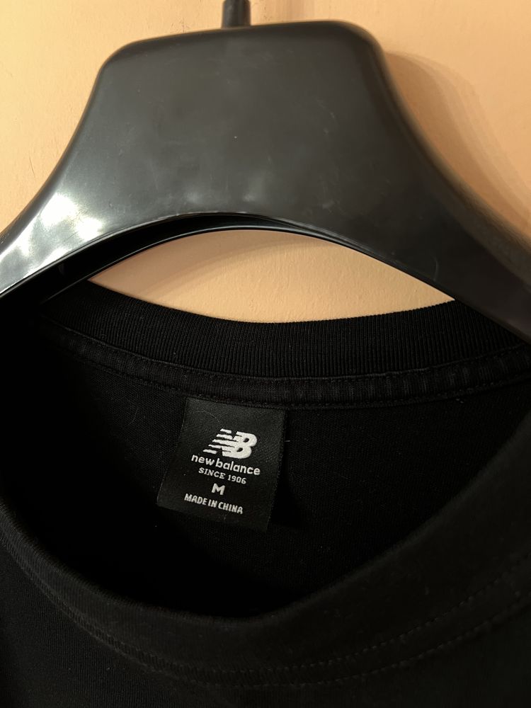 New Balance НА СПИНІ ЛОГО футболка як НОВА розмір М-L логотип