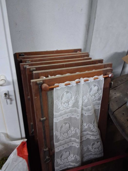 Janelas e porta de madeira de varias medidas