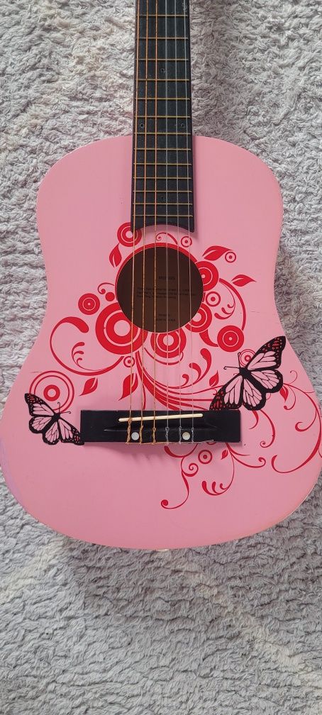 Drewniana gitara dla dziewczynki