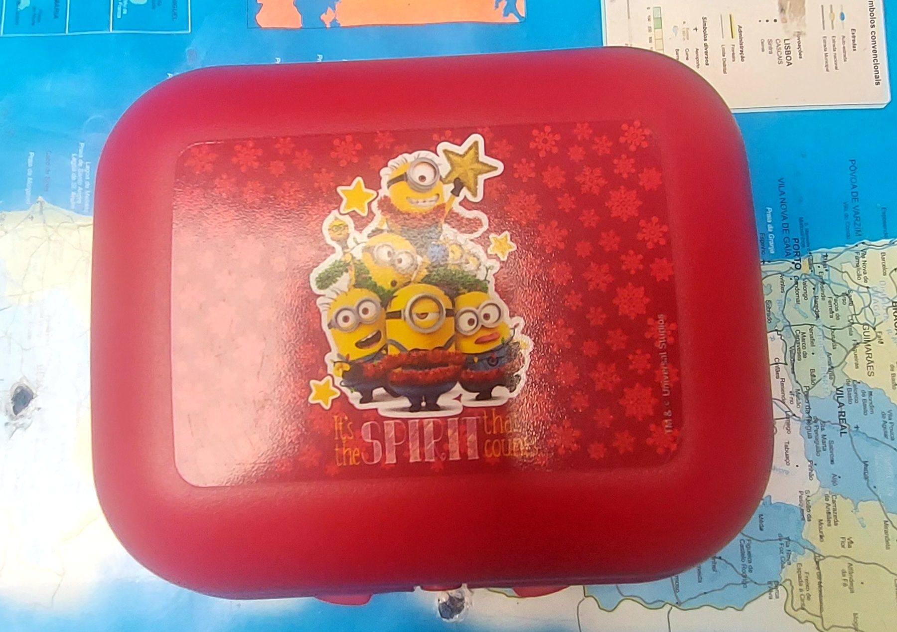 Lancheira Minions by Tupperware. 
Em vermelho com imagem Minions.
Dime