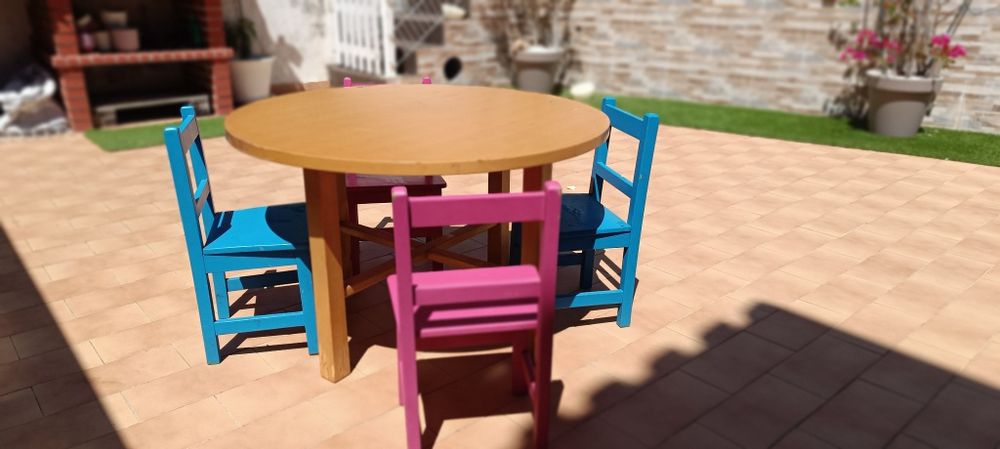 Mesa e cadeiras criança.