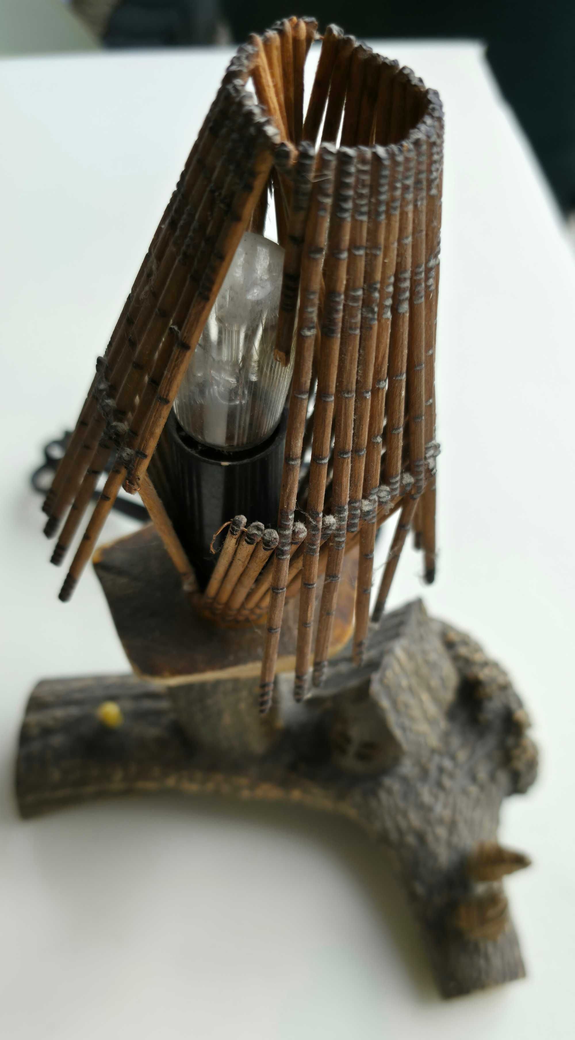 Stara lampa rzeźbiona