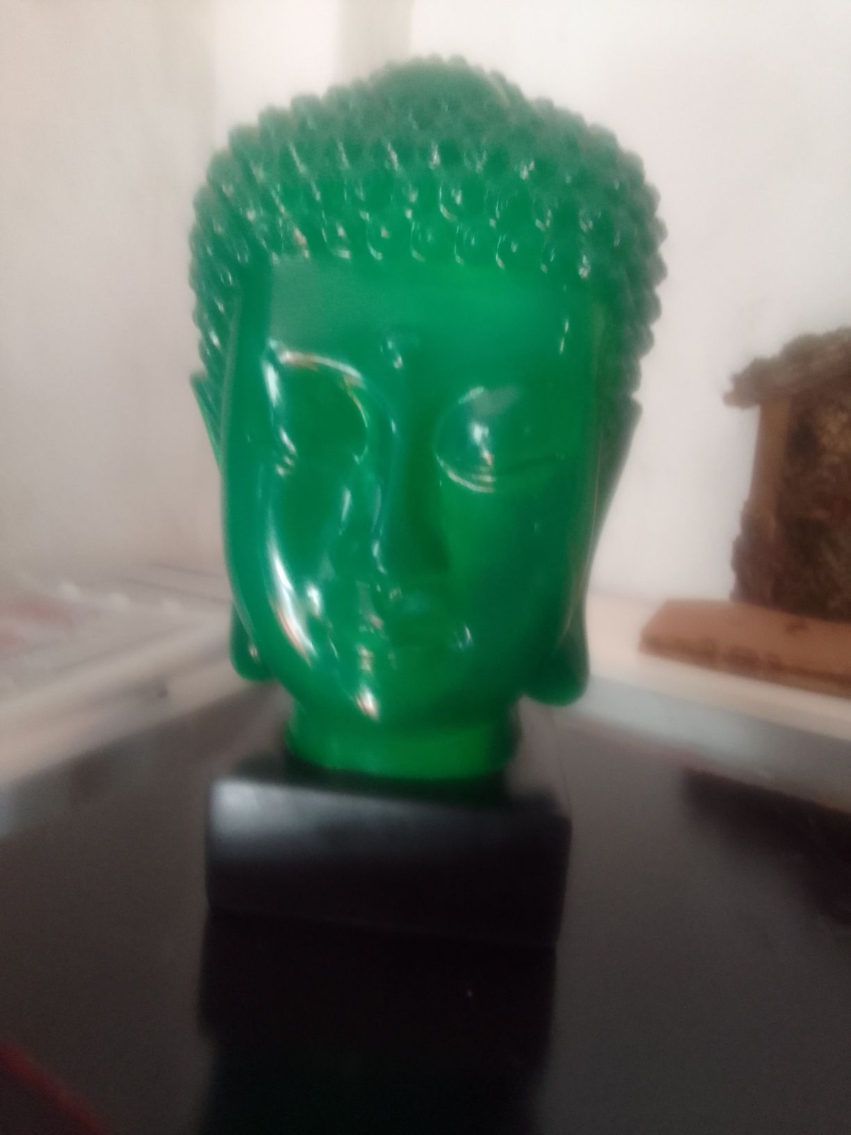 Estatueta oriental em resina verde