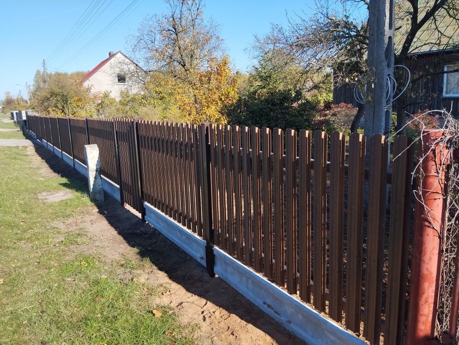 Ogrodzenie ze sztachet metalowych przęsła na podmurówce