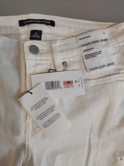 Джинси Calvin Klein
Вузькі джинси середньої посадки