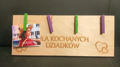 Drewniana tablica na zdjęcia prezent dla dziadków z grawerem

Tablica