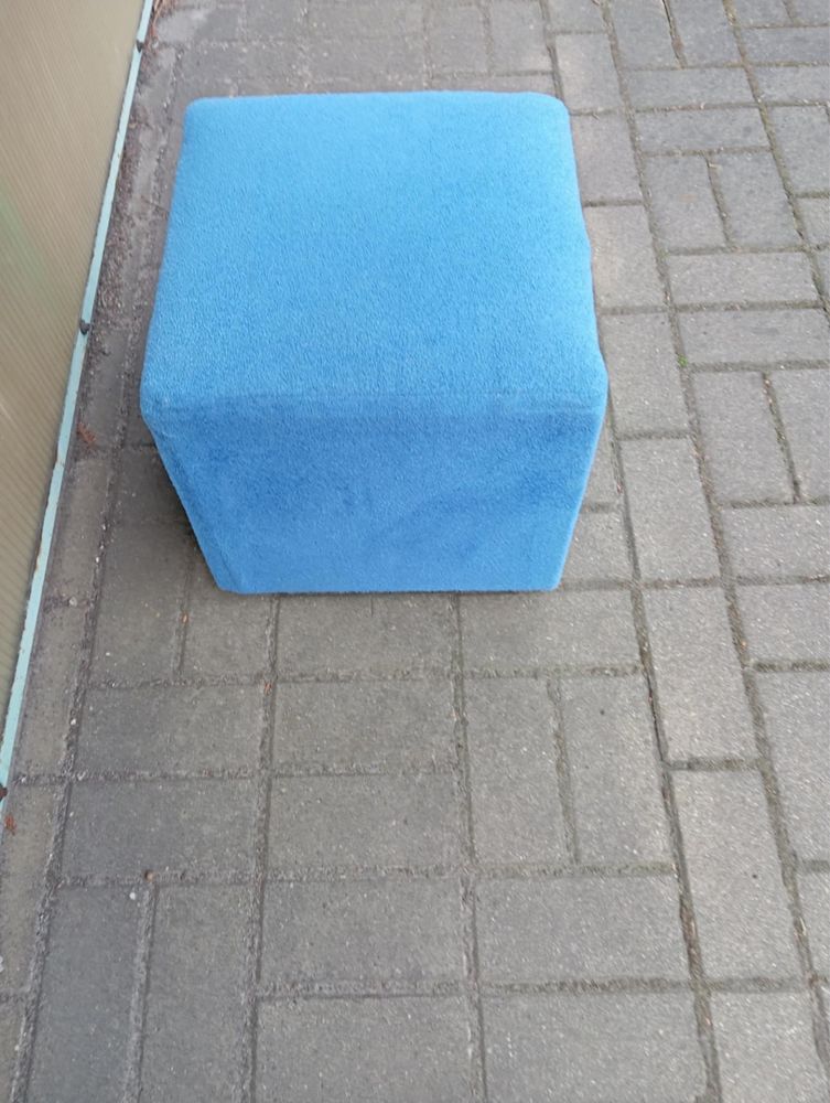 Podnozek niebieski pufa